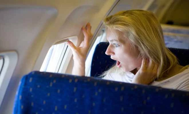 Αυτός είναι ο αληθινός λόγος που οι αεροσυνοδοί σάς αναγκάζουν να σηκώνετε τα κλείστρα των παραθύρων κατά την απογείωση του αεροπλάνου!